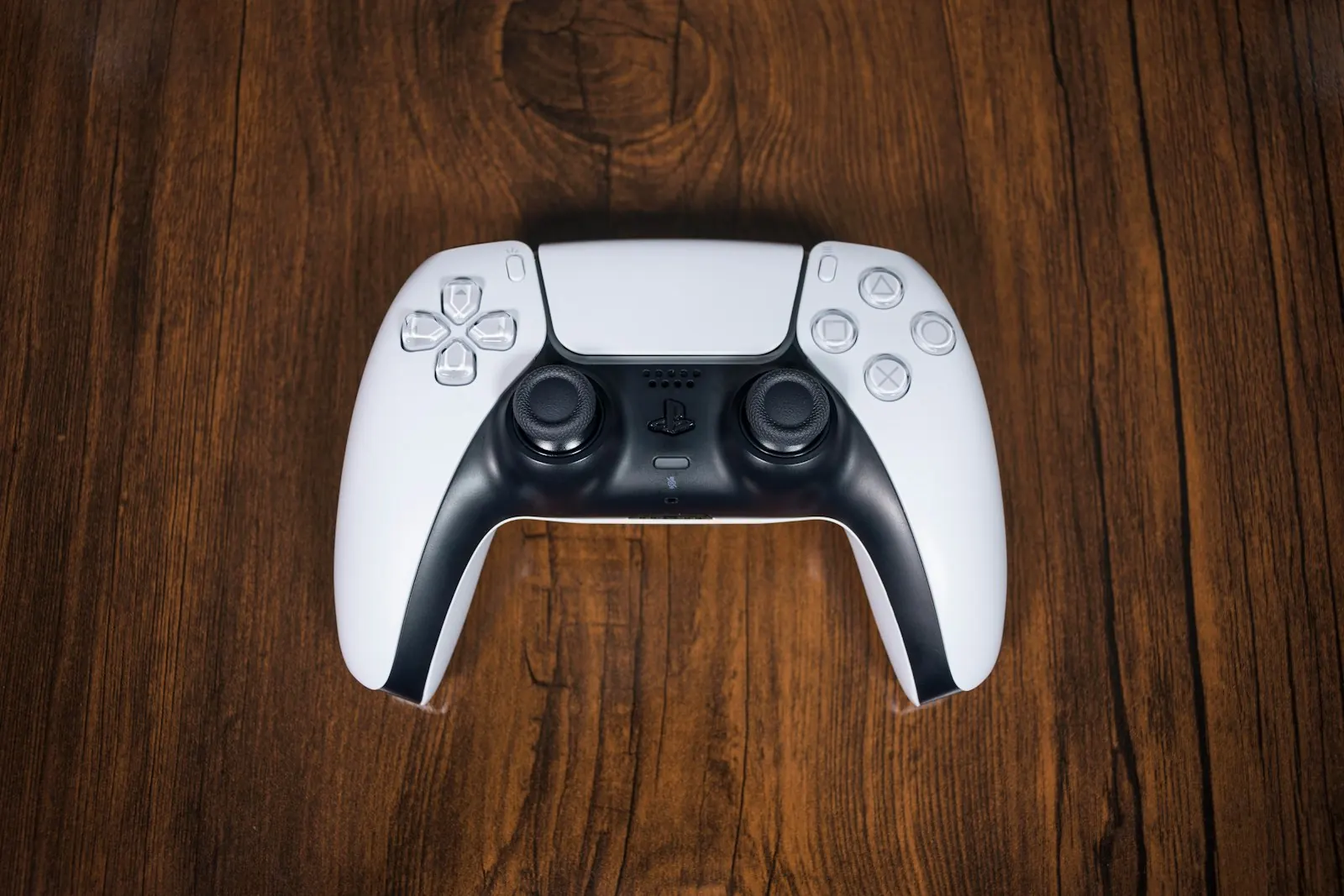 Controller DualSense bianco su un tavolo di legno