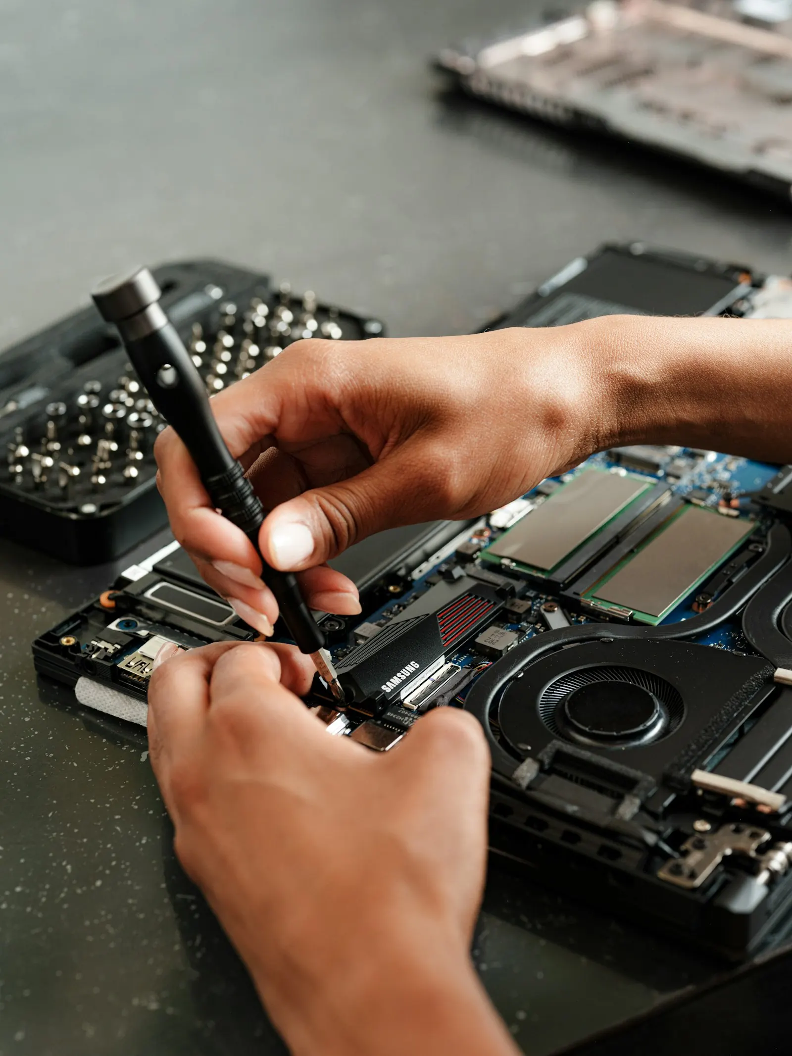 Riparazione dei componenti interni di un notebook