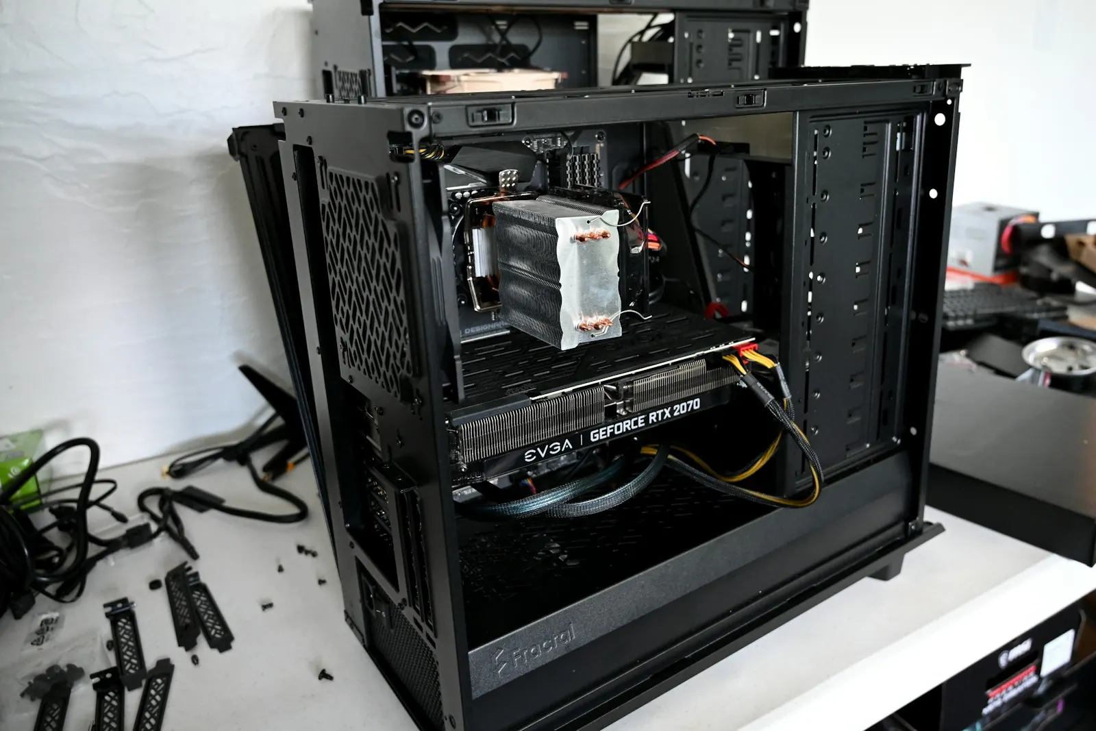 Computer fisso assemblato su misura con il case aperto