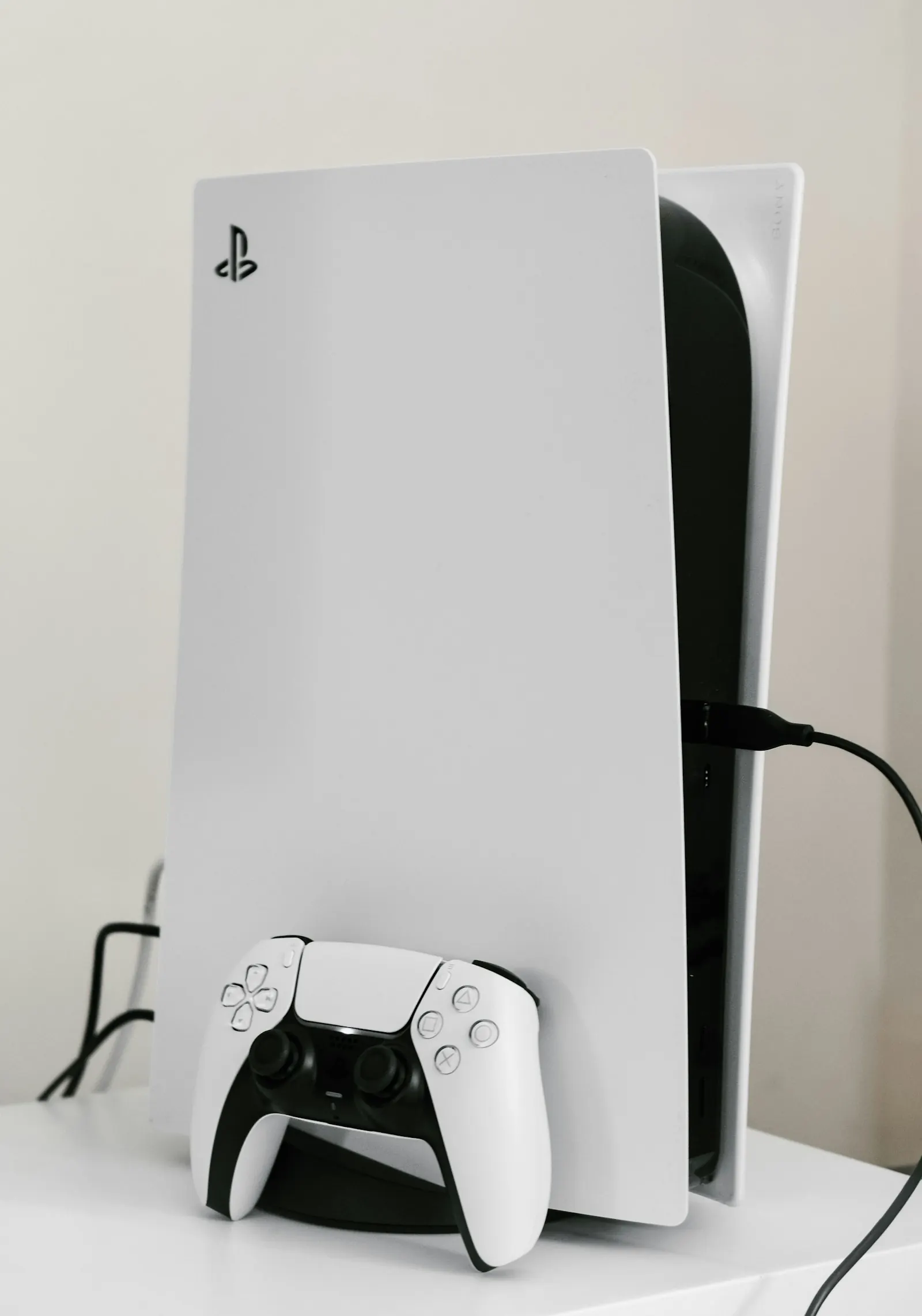 Console PlayStation 5 bianca con controller