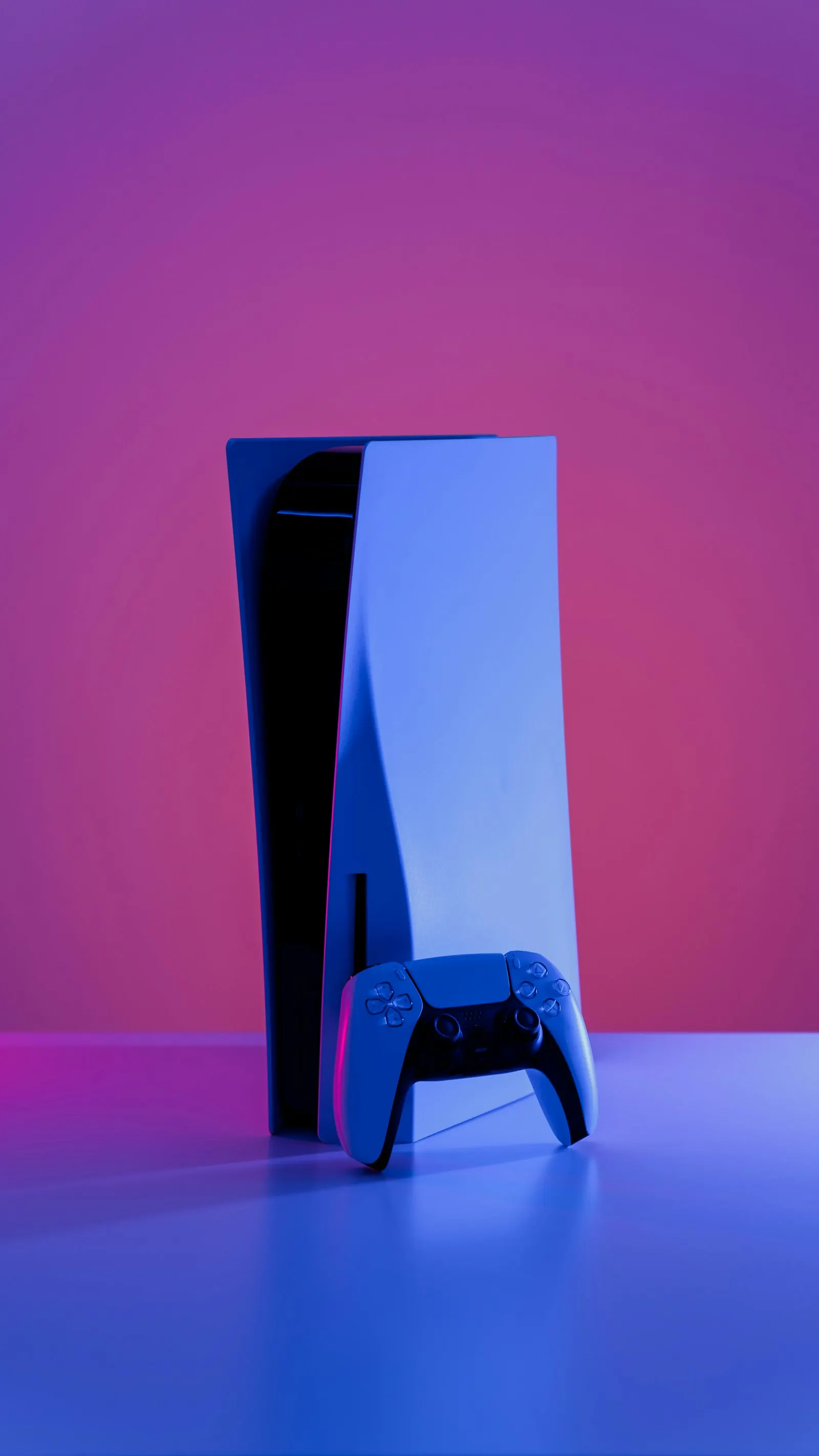 Console PlayStation 5 illuminata da luce viola