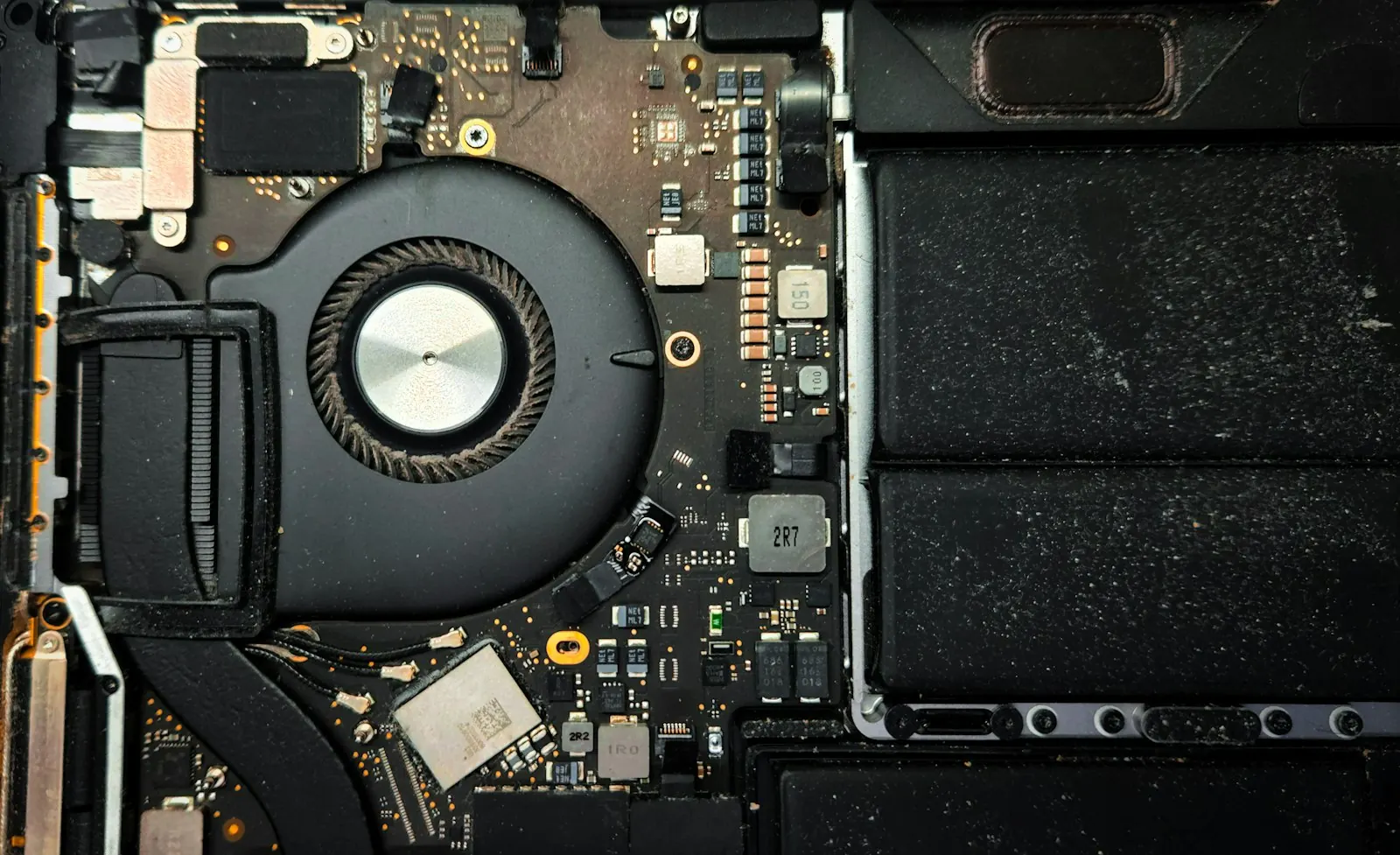 Interno di un notebook con ventola e scheda elettronica